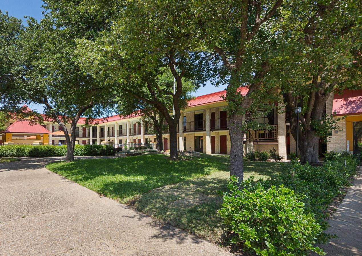 Red Roof Inn Plus+ Dallas - Addison Eksteriør billede