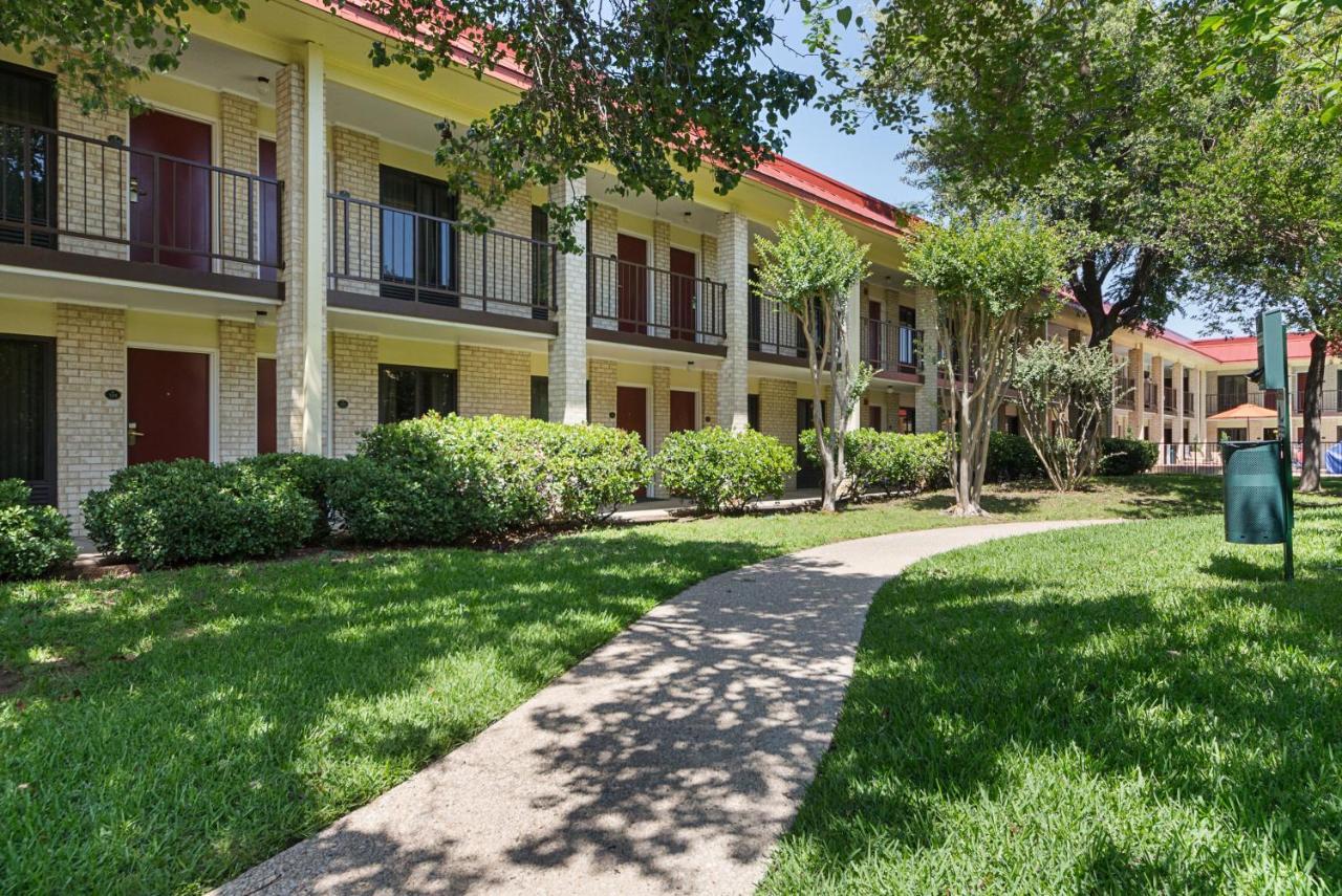 Red Roof Inn Plus+ Dallas - Addison Eksteriør billede