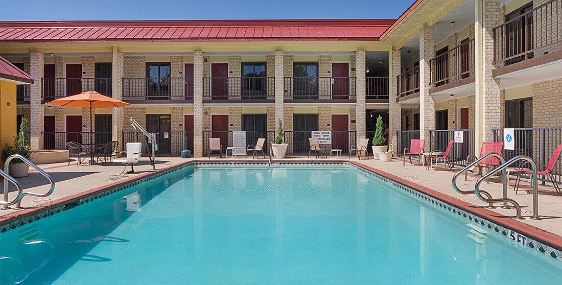 Red Roof Inn Plus+ Dallas - Addison Eksteriør billede