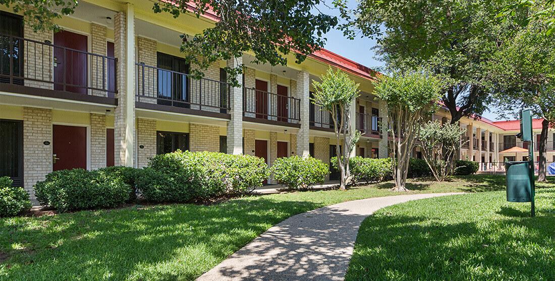 Red Roof Inn Plus+ Dallas - Addison Eksteriør billede